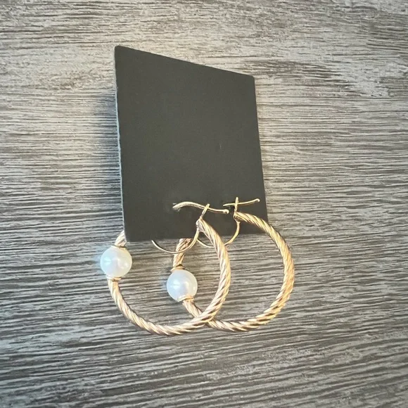 14k gold Pearl earrings - Picture 2 of 3